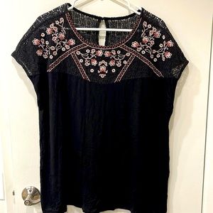 Torrid top, size 3X, embroidered, worn once, button keyhole back